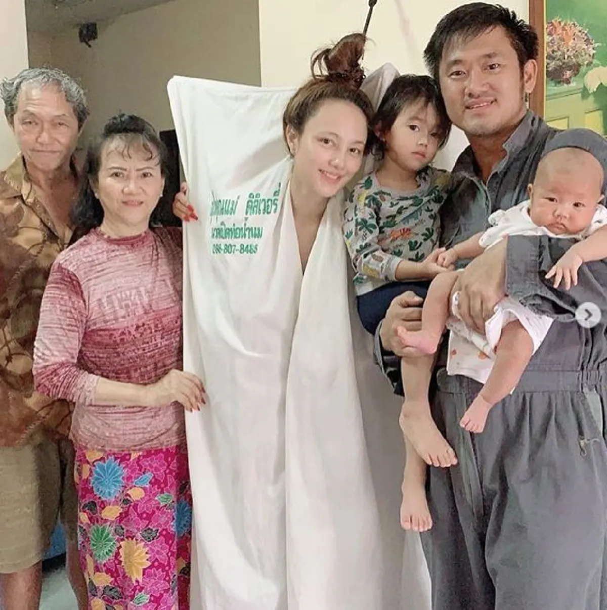 กุญเเจซอล สุดอบอุ่นใจ หลังคลอดลูกสาวคนที่ 2 พ่อ-เเม่สามี คอยดูเเลเคียงข้างไม่ห่าง!