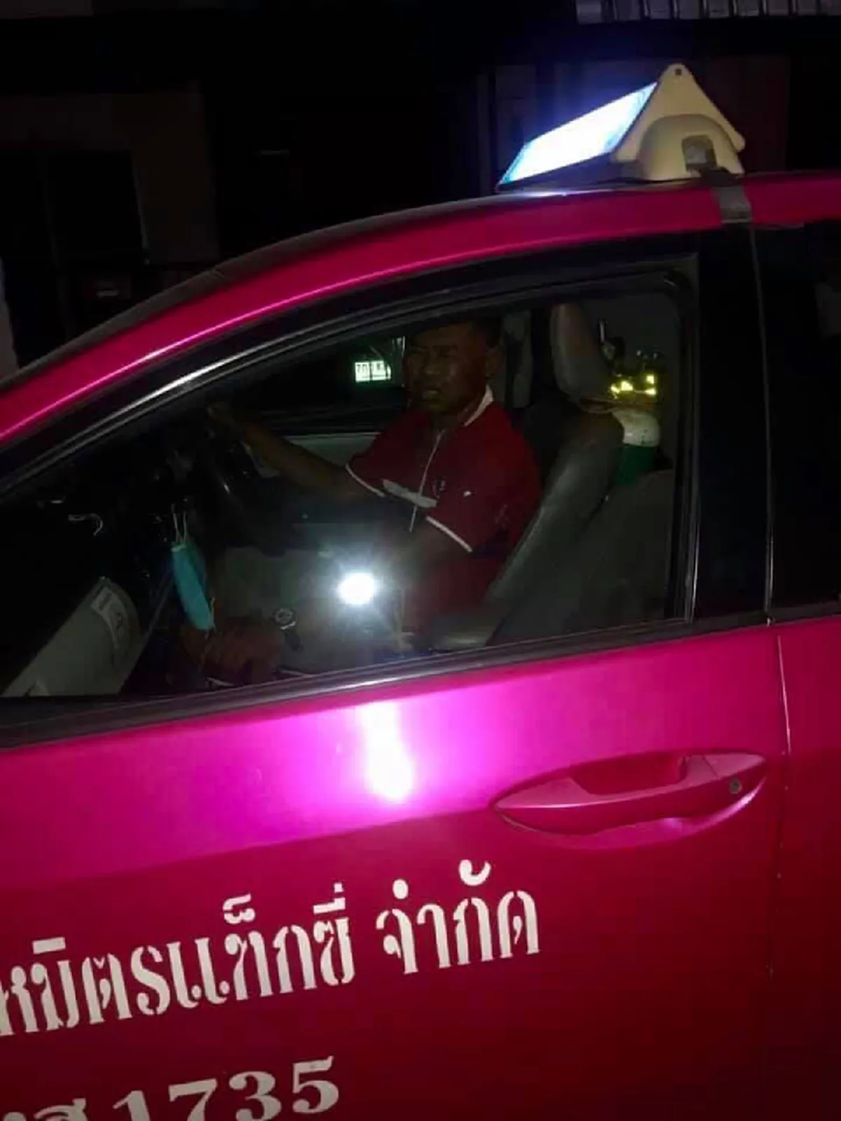 ผู้โดยสารสาวถึงกับอดสงสารไม่ไหว เจอแท็กซี่สู้ชีวิต ป่วยหนักต้องมีถังออกซิเจน จะพึ่งพาลูกก็ไม่เคยมาเหลียวแล