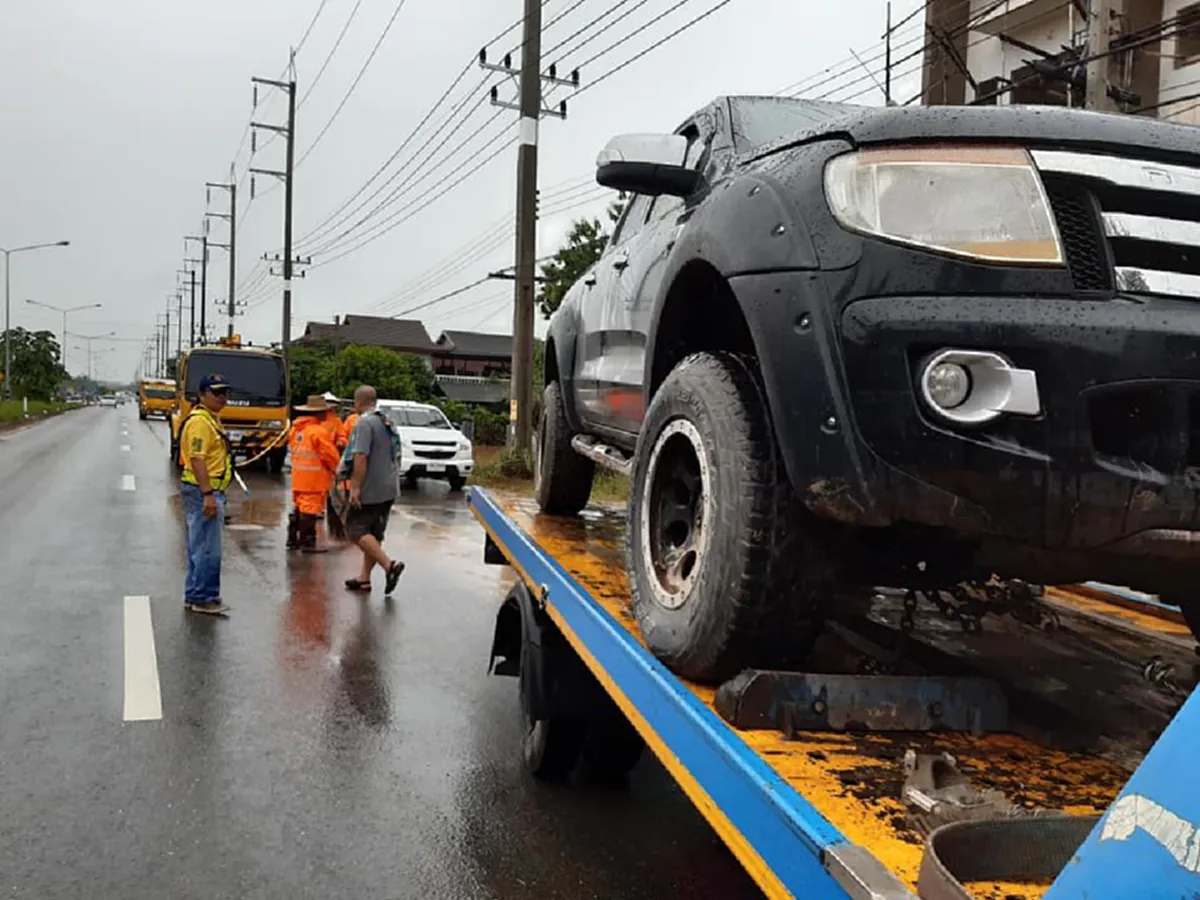 หนุ่มน่านใจหล่อ อาสาช่วยยกรถที่จมน้ำไปซ่อมให้แบบฟรีๆ เพื่อพี่น้องเวียงสาเราจะสู้ไปด้วยกัน