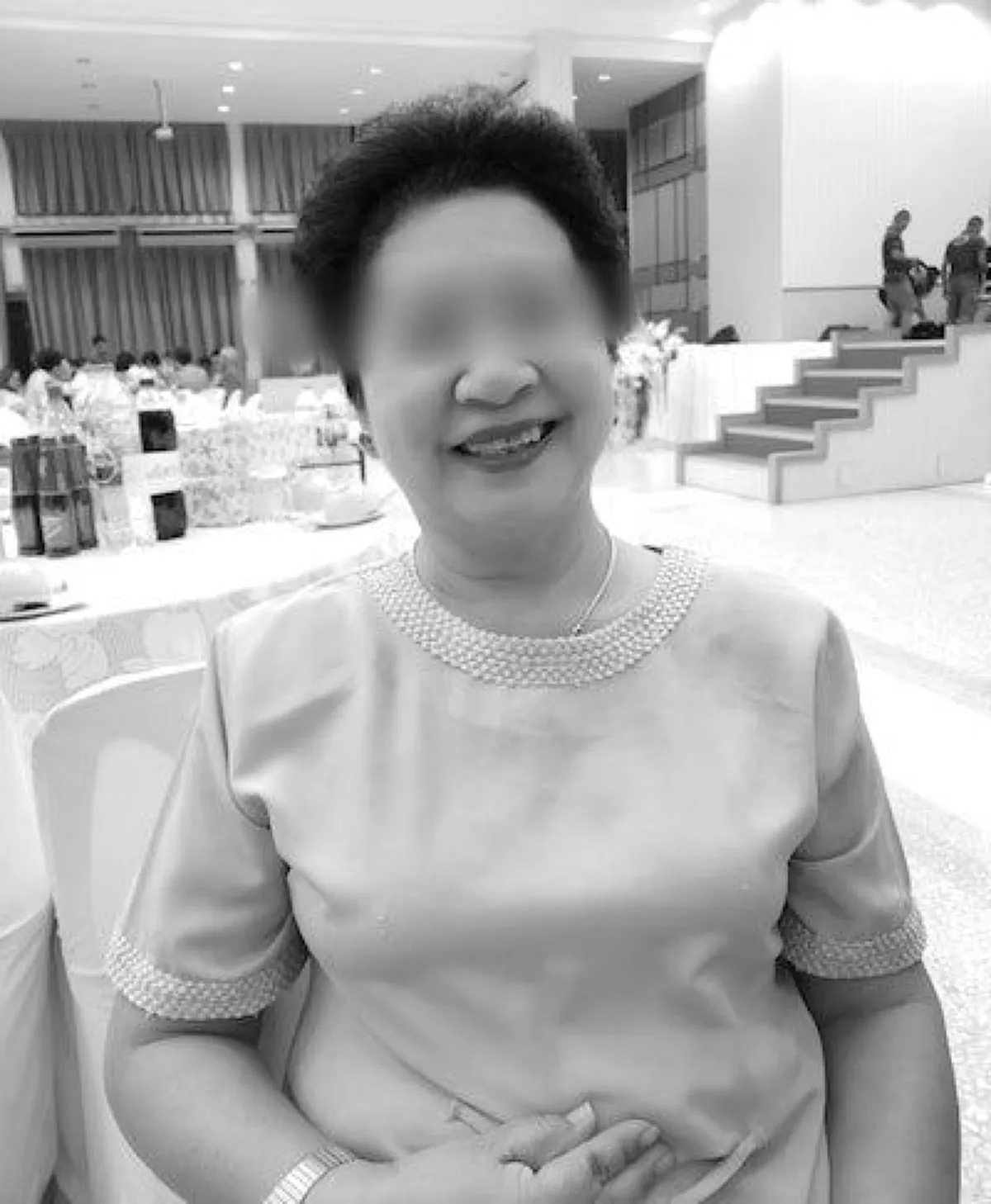 กู้ภัยถึงกับขนลุก เดินทางไปแต่งหน้าให้หญิงสูงวัย กินข้าวเหนียวติดคอดับ แต่ดวงตาสองข้างเลือดไหลไม่หยุด จนต้องยกมือขึ้นไหว้
