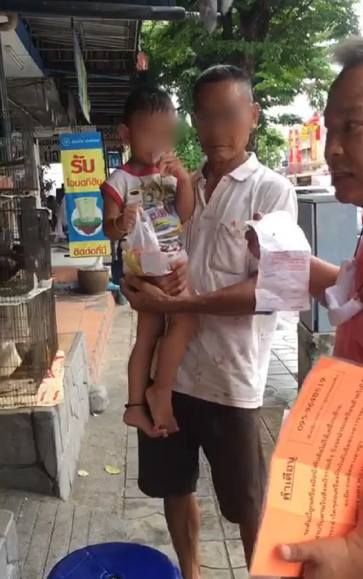 หนุ่มรับไม่ได้ เห็นตำรวจล็อกล้อชายสูงอายุ ทั้งปรับ 700 เงินไม่พอต้องขอยืมร้านค้าข้างทาง สุดสงสารหลานที่นั่งมาด้วยร้องไห้ไม่หยุด