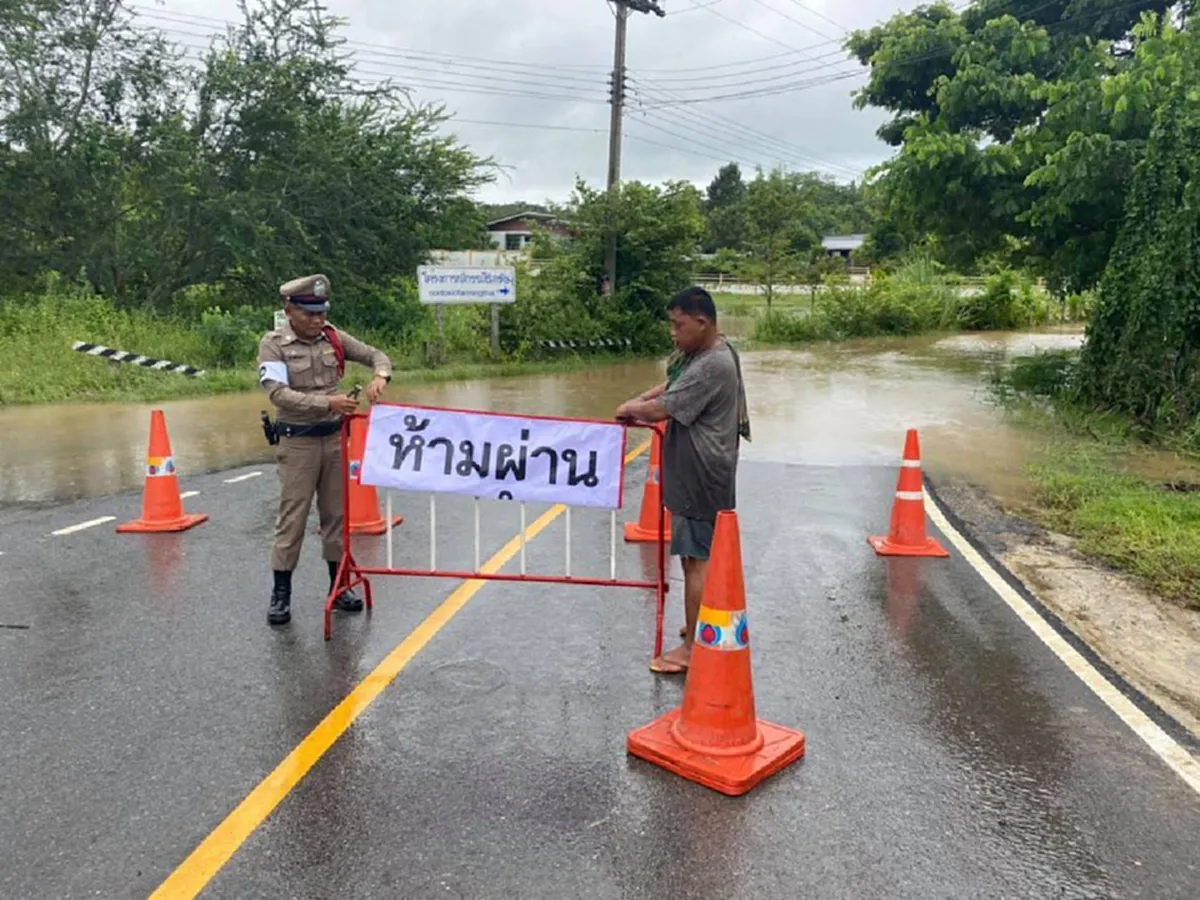 เกิดเหตุน้ำป่าไหลหลาก ด้านหลังอำเภอวังน้ำเขียว เจ้าหน้าที่ติดป้าย ห้ามผ่าน