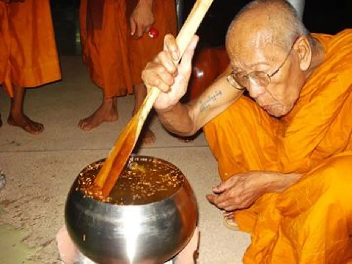 ท่องให้จำ ท่องให้บ่อย บอกๆกันต่อๆ .คาถามหาลาภบทใหญ่ "หลวงปู่คำบุ วัดกุดชมภู"ให้โชคลาภ มหาเมตตา มีแต่คนเอ็นดู เงินทองไหลมาเทมา ดีนักแล..