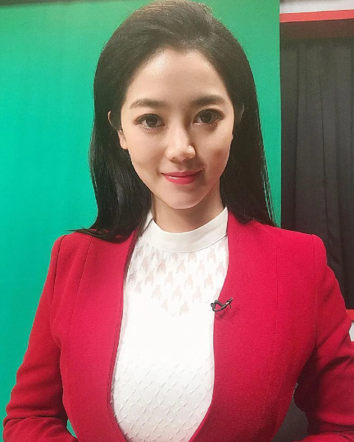 เปิดภาพเบื้องหลัง ผู้ประกาศข่าว ใต้โต๊ะหลังฉากกั้น ที่หลายคนไม่เคยเห็น