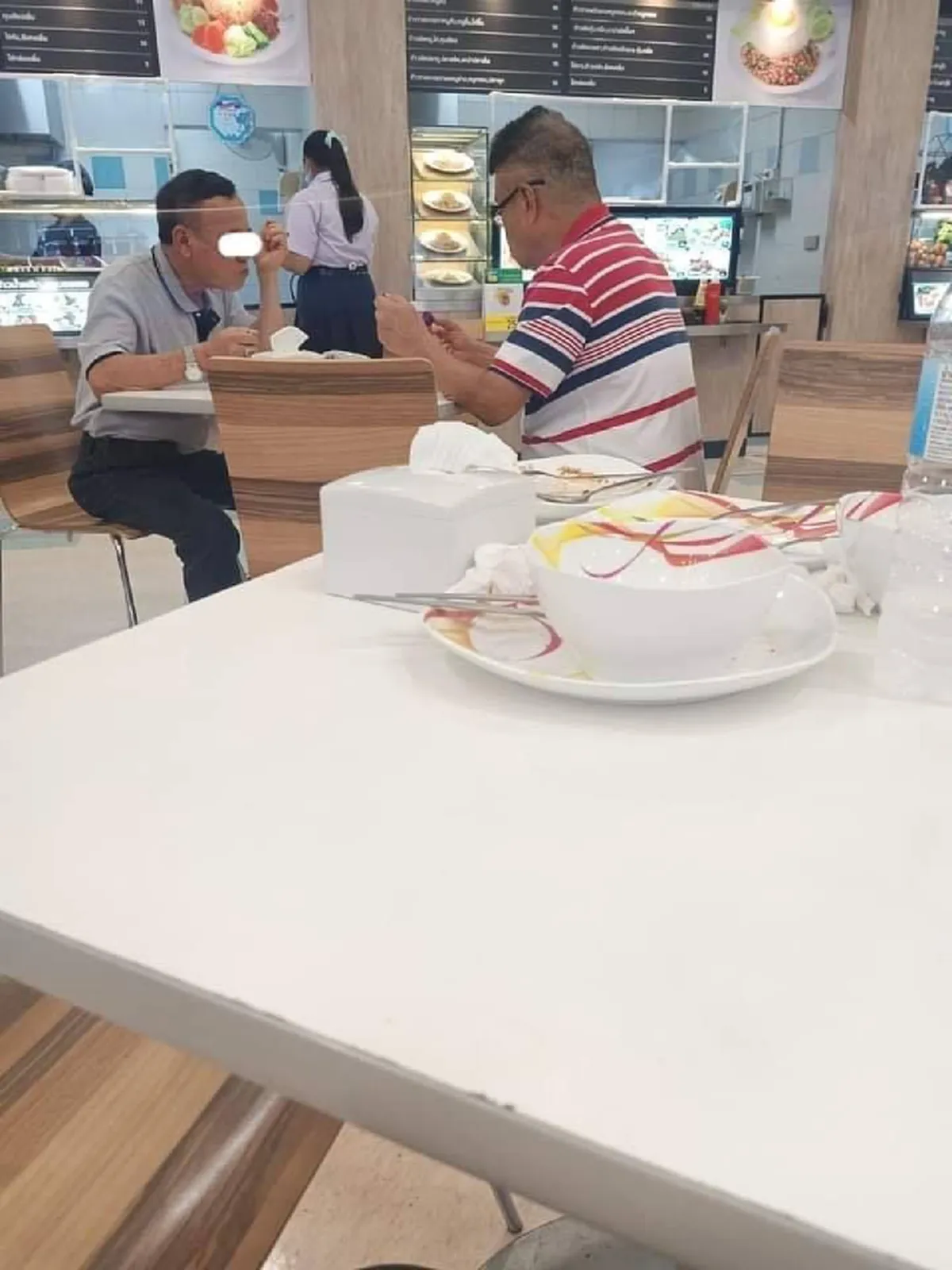 ลูกค้านั่งบนโต๊ะในศูนย์อาหาร ไม่คิดว่าจะโดนลุงเสื้อเทาทำเรื่องงามไส้