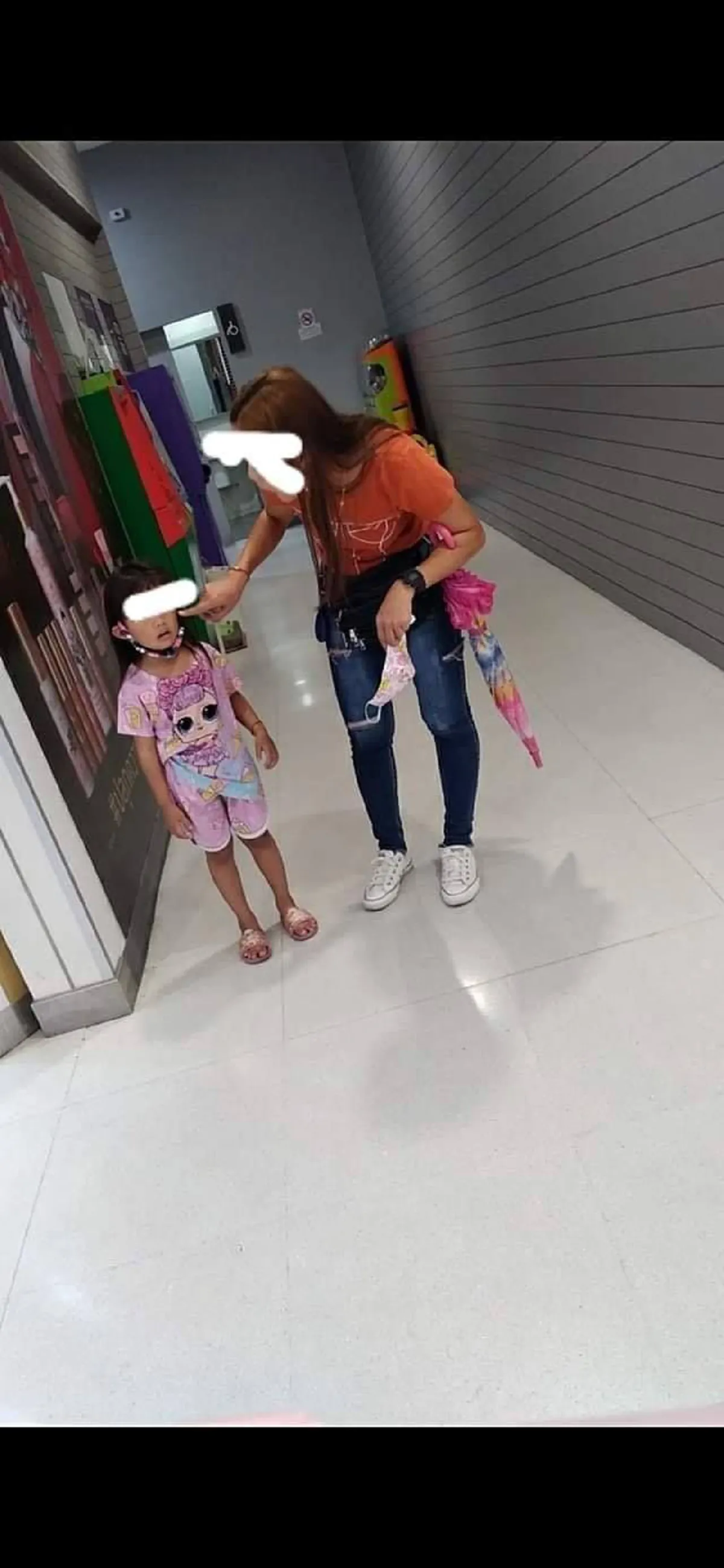 สาวกำลังเข้าห้องน้ำ ก่อนได้ยินเสียงเด็กร้อง แถมได้ยินเสียงตี ทนฟังไม่ไหว จนต้องรีบออกมาห้าม