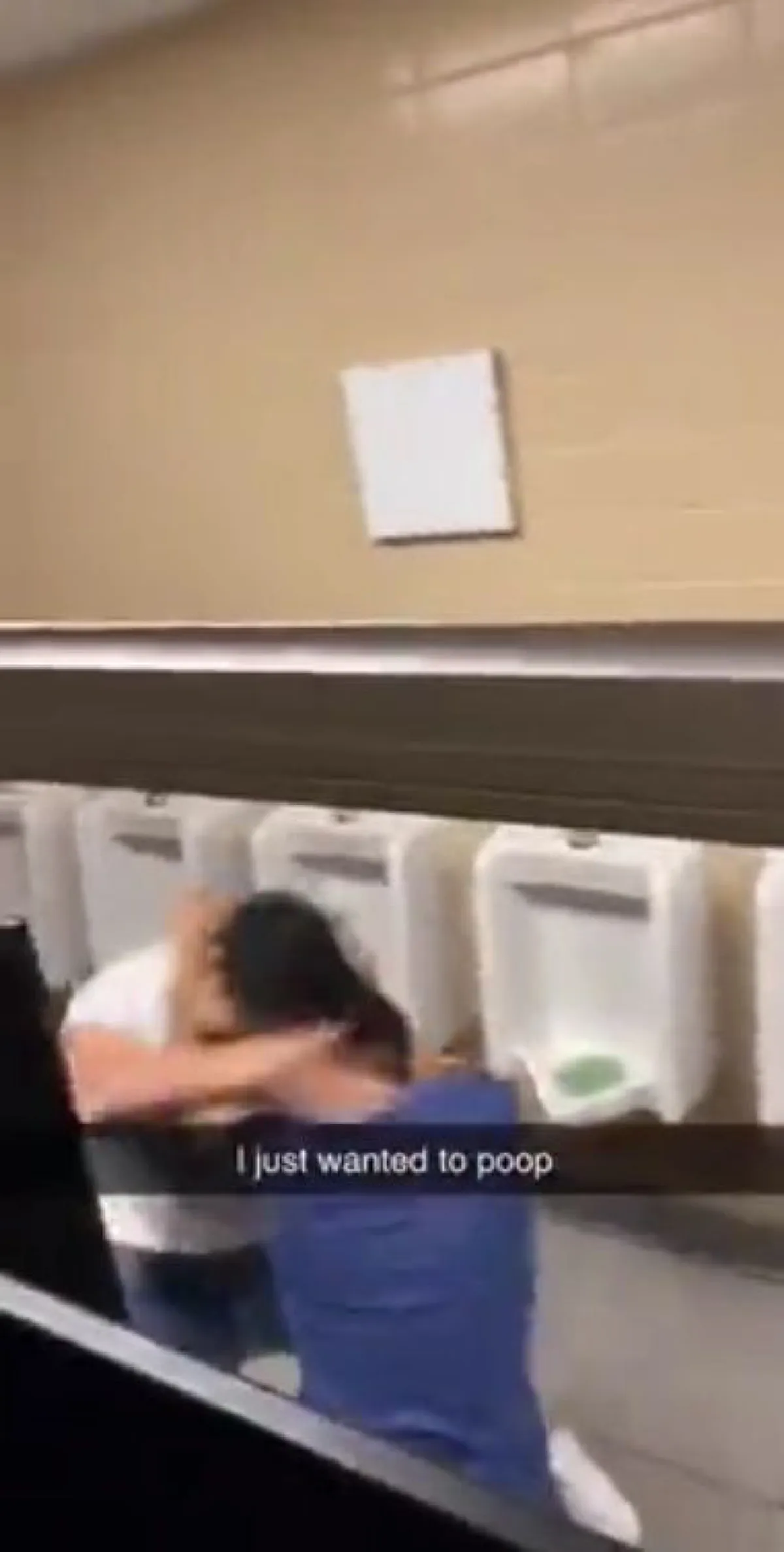 วัยรุ่นเลือดร้อนต่อยกันในห้องส้วม ซัดกันนัวไปมา ทำเอาคนขี้นั่งเขิน