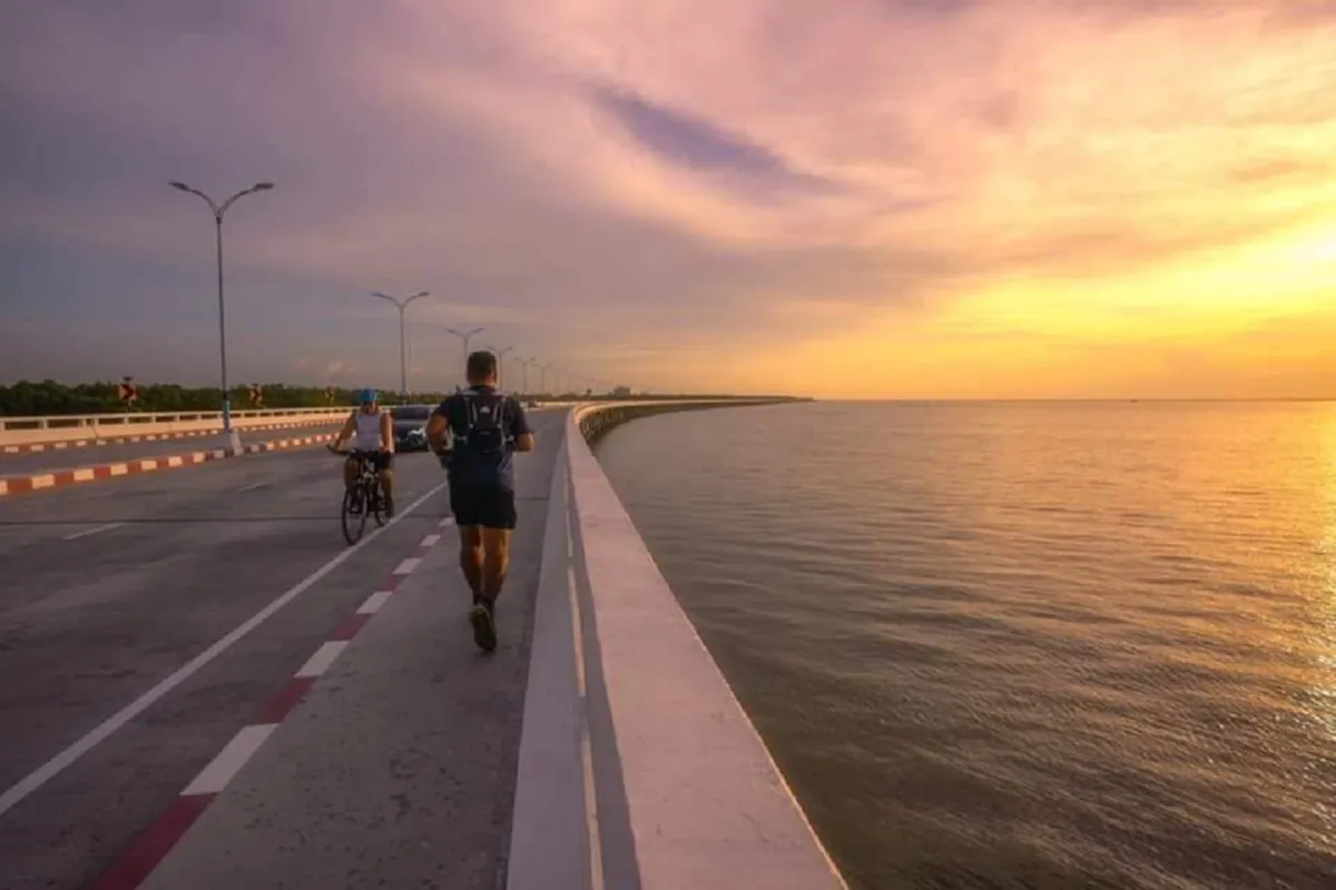 เปิดแล้ว สะพานชลมารควิถี เฉลิมพระเกียรติ 84 พรรษา เลียบฝั่งทะเล ชลบุรี