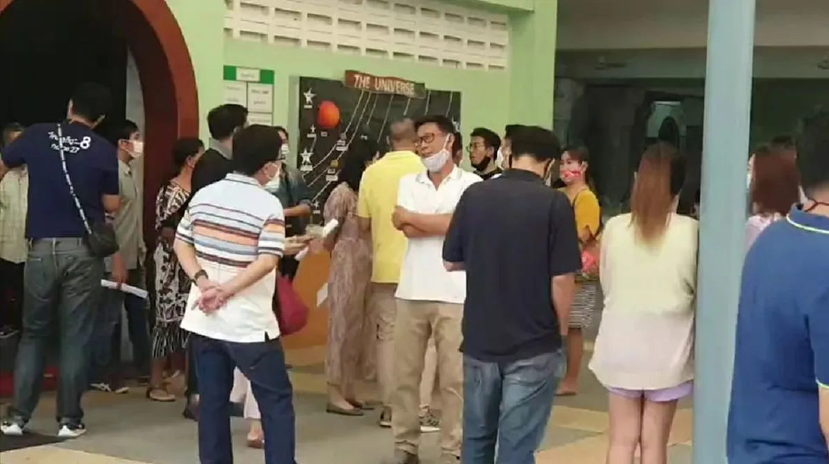 กลุ่มผู้ปกครองกว่า 200 คน รวมตัวบุกโรงเรียน ขอดูกล้องวงจรปิดย้อนหลัง