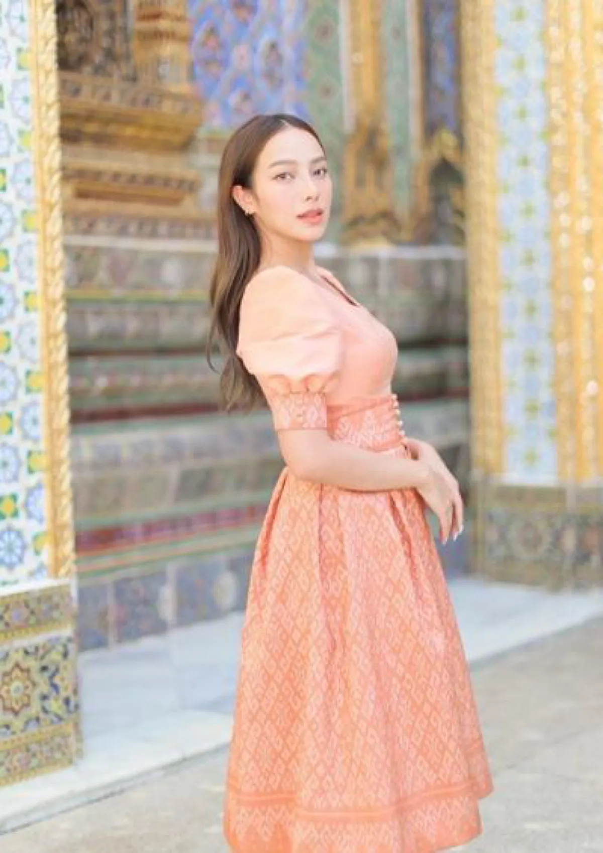 "พรีม-บัว-โม-เปรี้ยว-พัดพัด-แพรว" แก๊งนางเอก แต่งชุดผ้าไทยเข้าวัดทำบุญ รักษาเอกลักษณ์ประจำชาติ