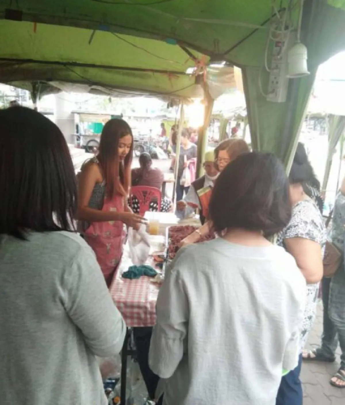สาวเล่าเส้นทางชีวิต จากเสื้อผืนหมอนใบ สู่เจ้าของร้านหมูทอดพารวย ที่มีพร้อมทุกอย่าง