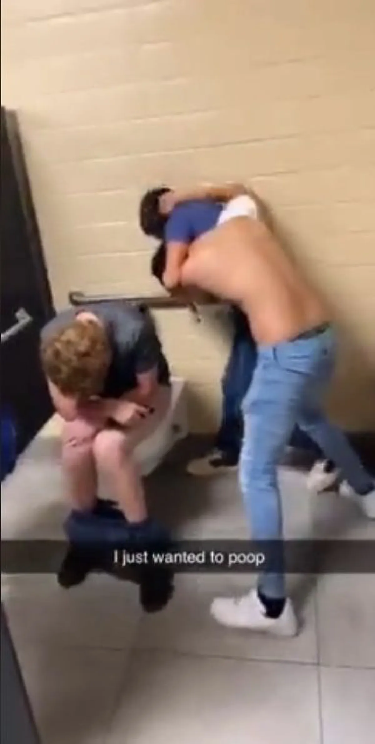 วัยรุ่นเลือดร้อนต่อยกันในห้องส้วม ซัดกันนัวไปมา ทำเอาคนขี้นั่งเขิน