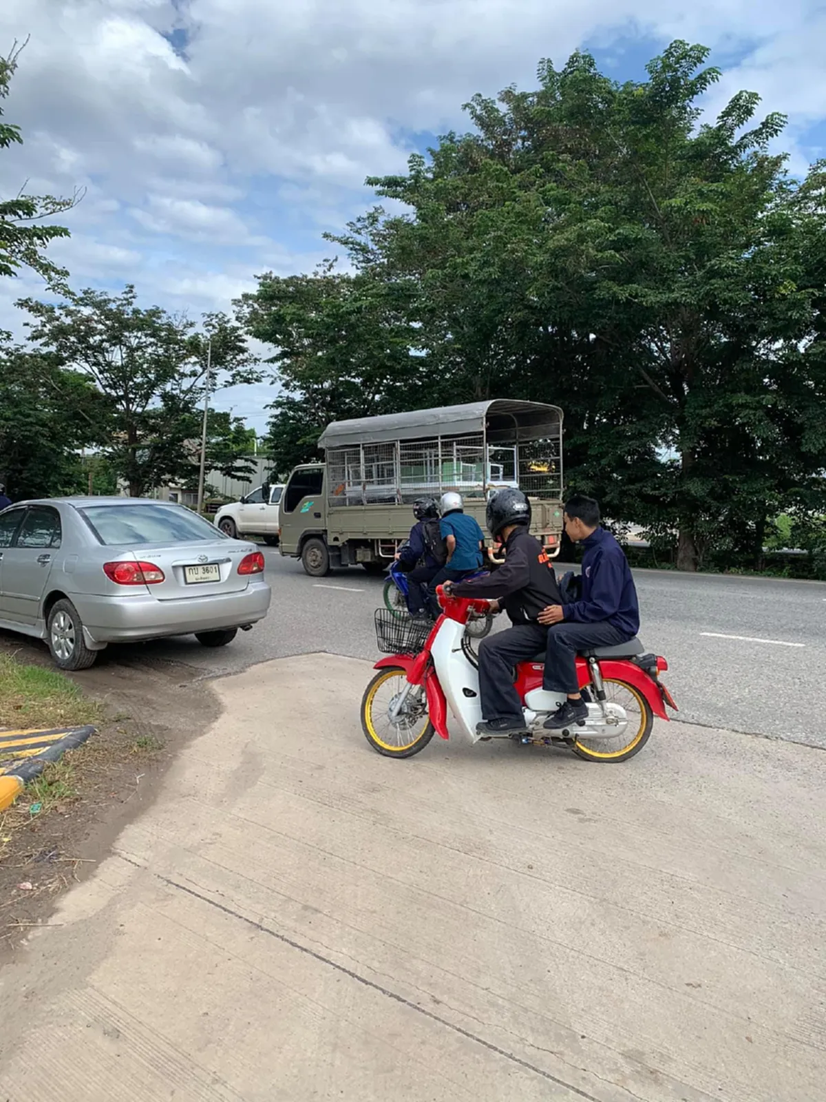 นักเลงหัวเกรียนถีบรถผู้หญิงล้มแถมมารุมเตะซ้ำเพราะเห็นใส่เครื่องแบบต่างสถาบัน รุ่นพี่จองกฐินทะเบียนรถชัดเจนทำชื่อเสียงเสื่อม