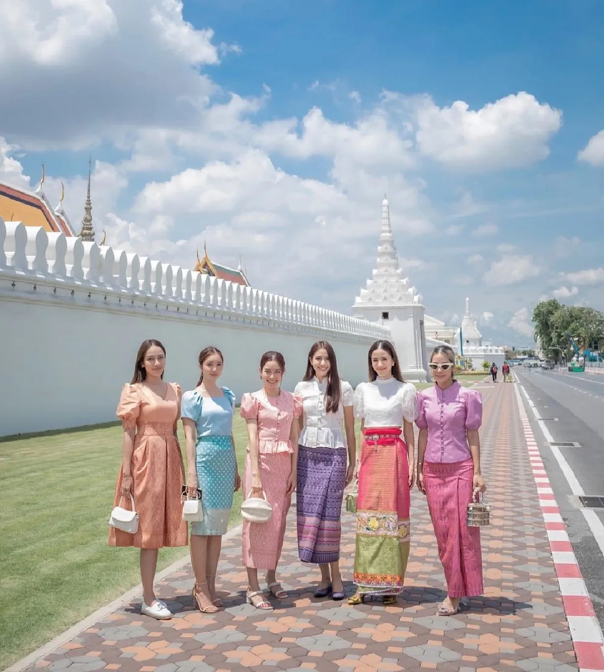 "พรีม-บัว-โม-เปรี้ยว-พัดพัด-แพรว" แก๊งนางเอก แต่งชุดผ้าไทยเข้าวัดทำบุญ รักษาเอกลักษณ์ประจำชาติ