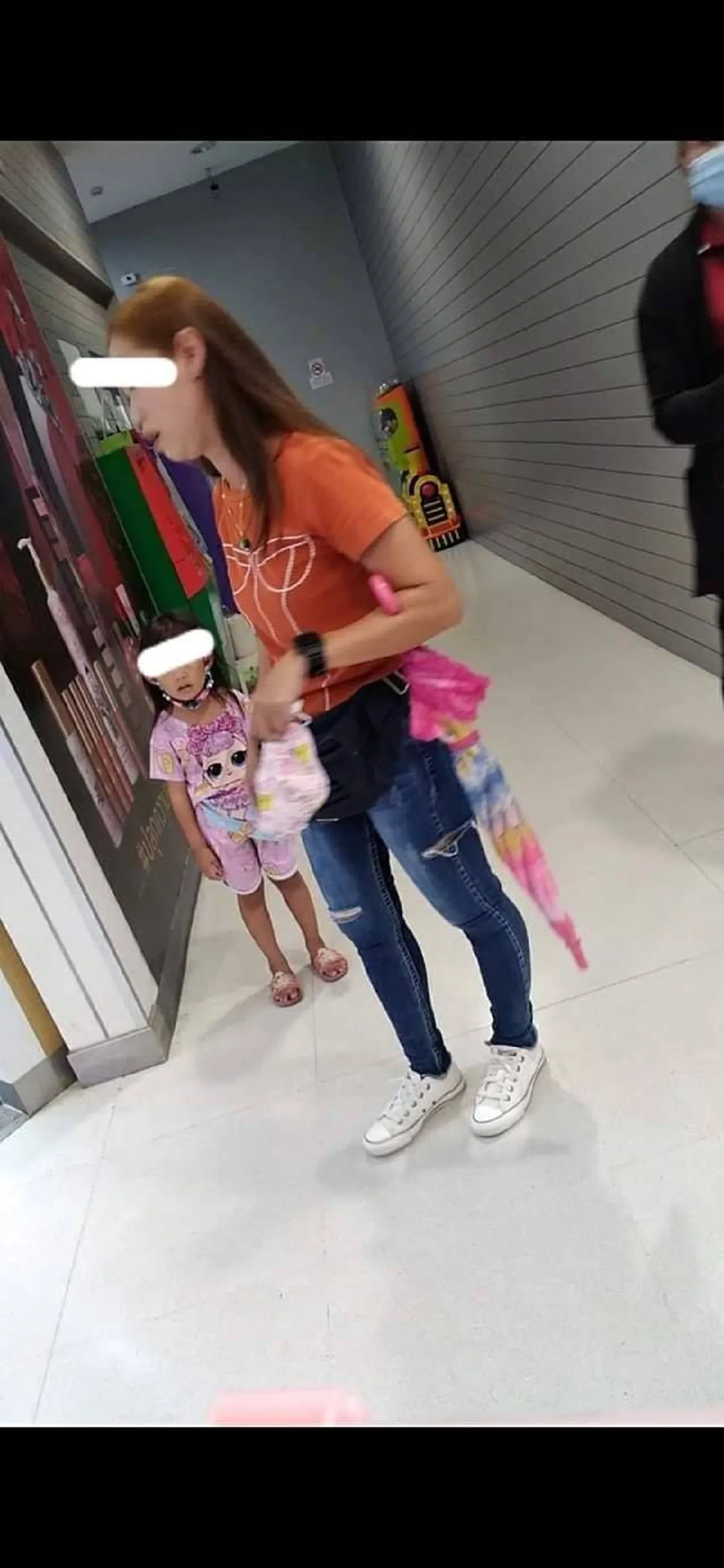 สาวกำลังเข้าห้องน้ำ ก่อนได้ยินเสียงเด็กร้อง แถมได้ยินเสียงตี ทนฟังไม่ไหว จนต้องรีบออกมาห้าม