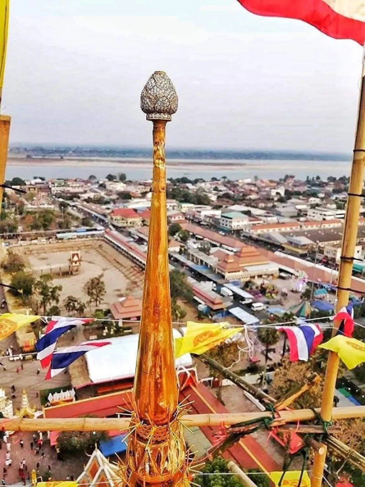 เป็นบุญตาที่ได้เห็น ยอดพระธาตุพนม ฉัตรทองคำ ประดับด้วยเพชร มูลค่า 55 ล้าน