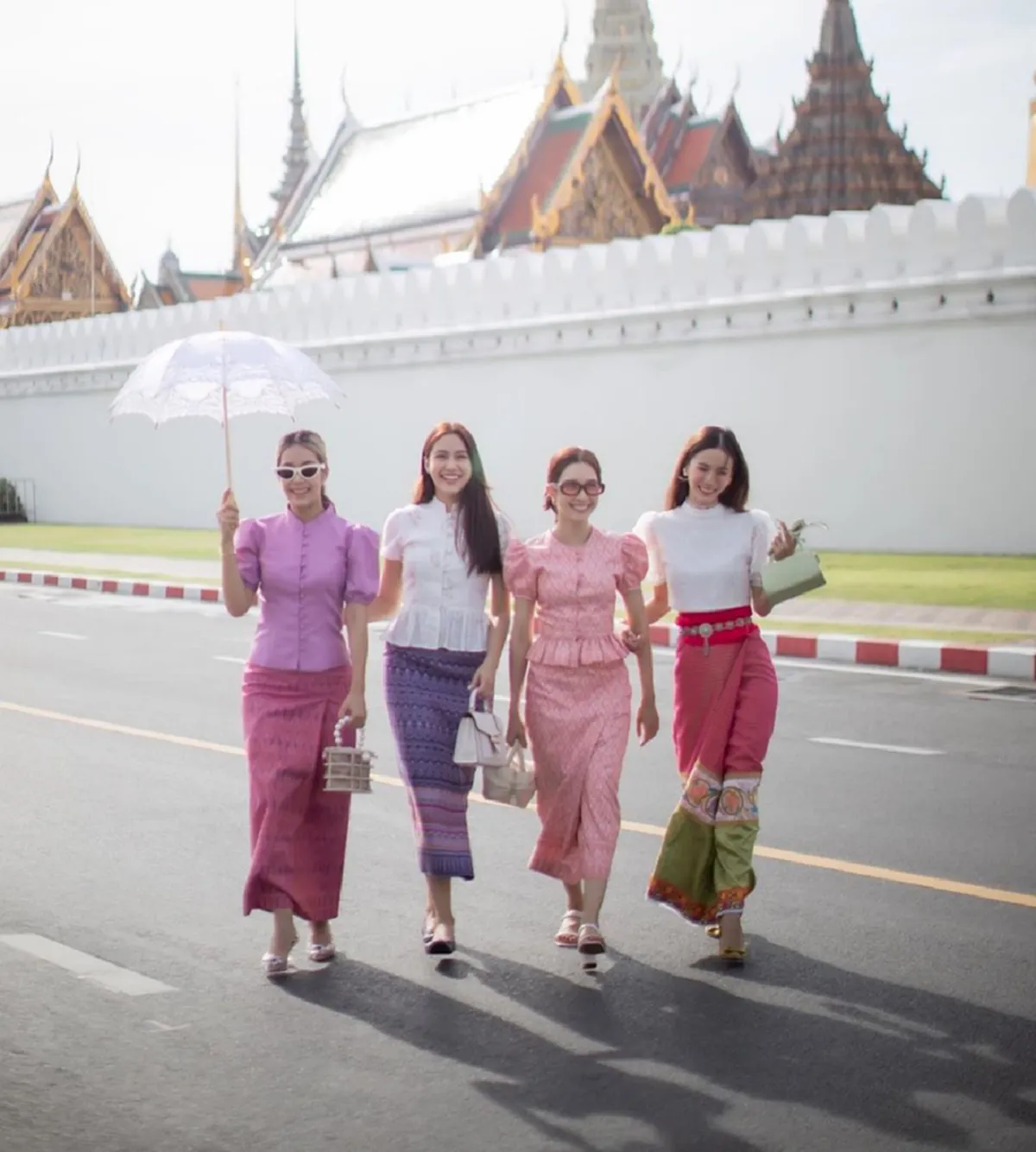 "พรีม-บัว-โม-เปรี้ยว-พัดพัด-แพรว" แก๊งนางเอก แต่งชุดผ้าไทยเข้าวัดทำบุญ รักษาเอกลักษณ์ประจำชาติ