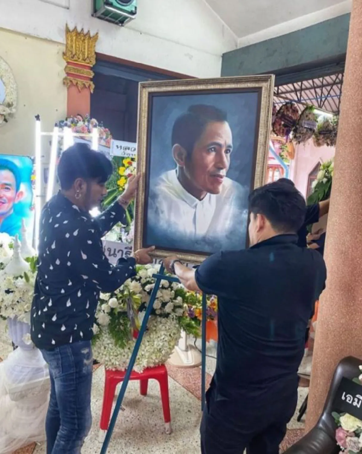 บอล เชิญยิ้ม เฉลยแล้ว หลังโผล่ภาพมือปริศนา ถ่ายติดในงานศพ โรเบิร์ต สายควัน