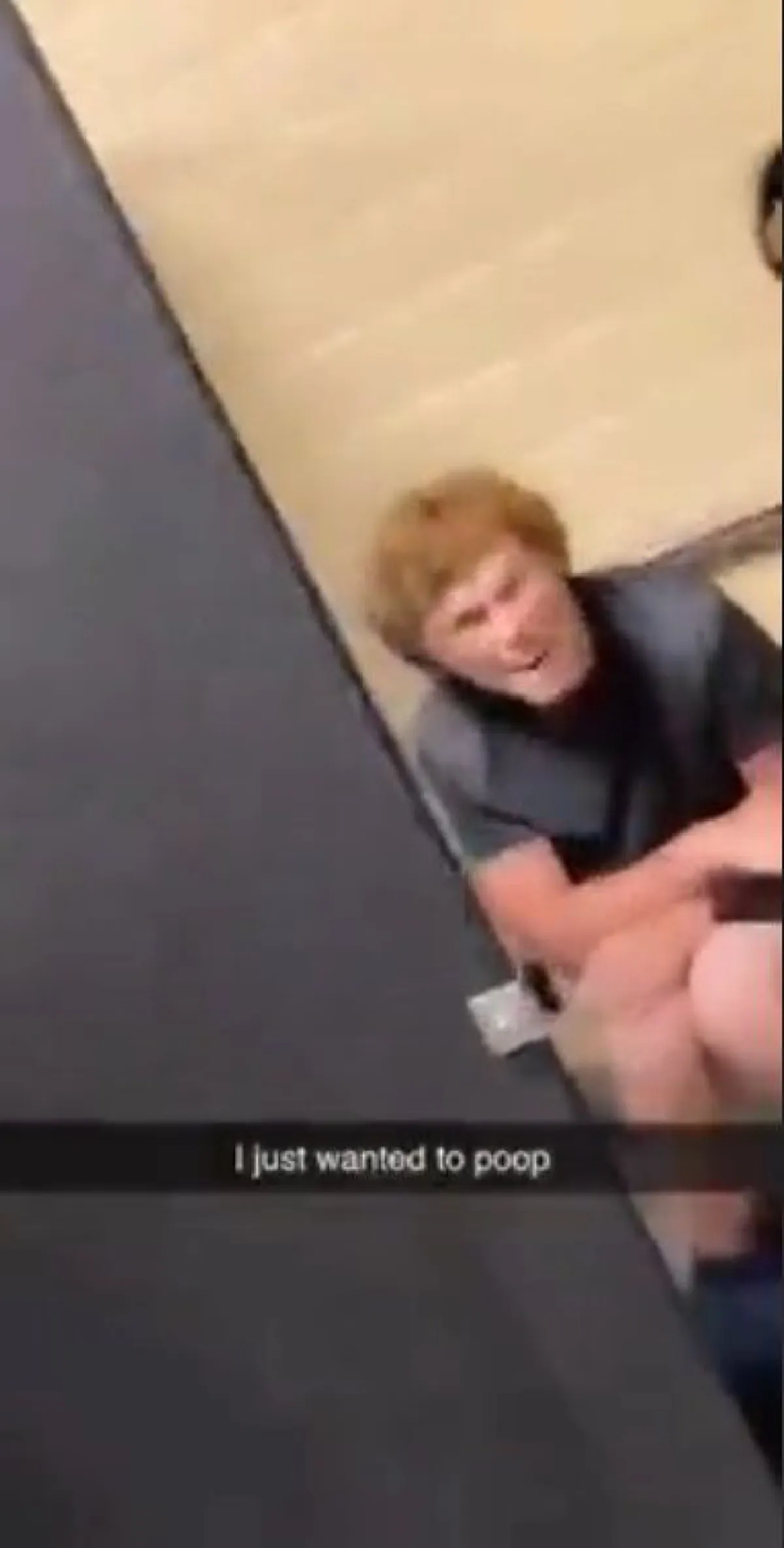 วัยรุ่นเลือดร้อนต่อยกันในห้องส้วม ซัดกันนัวไปมา ทำเอาคนขี้นั่งเขิน