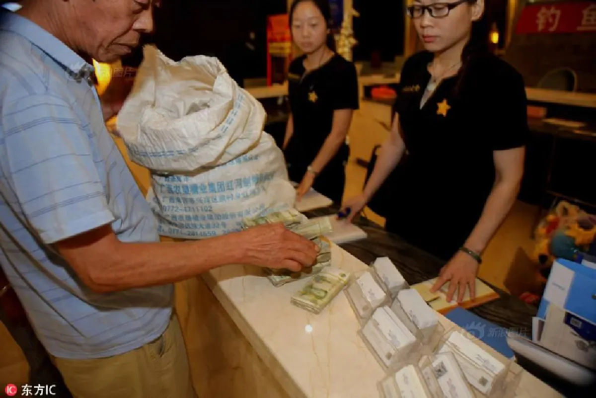 สองสามีภรรยา หอบกระสอบใบใหญ่เข้าสำนักงานขายบ้าน เปิดออกมาบอกคำเดียว นับถือใจสุดๆ นั่งนับกันทั้งวัน
