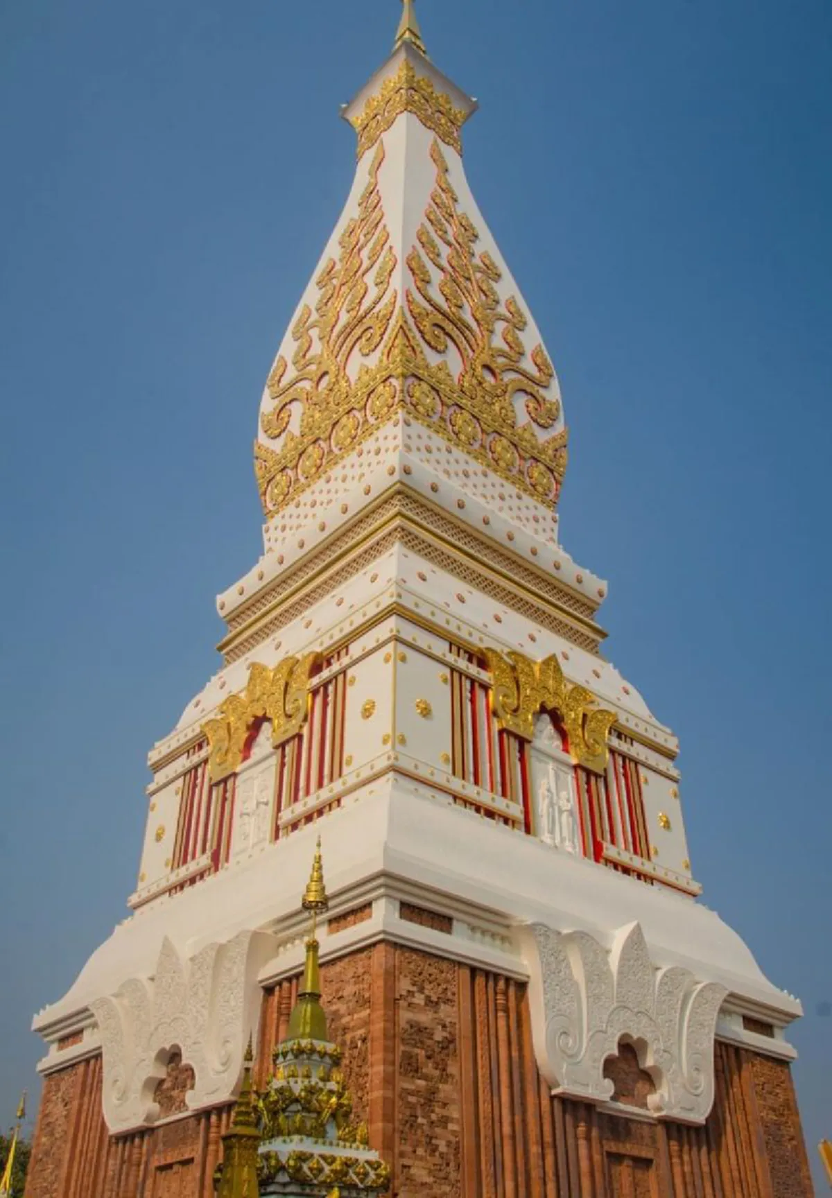 เป็นบุญตาที่ได้เห็น ยอดพระธาตุพนม ฉัตรทองคำ ประดับด้วยเพชร มูลค่า 55 ล้าน