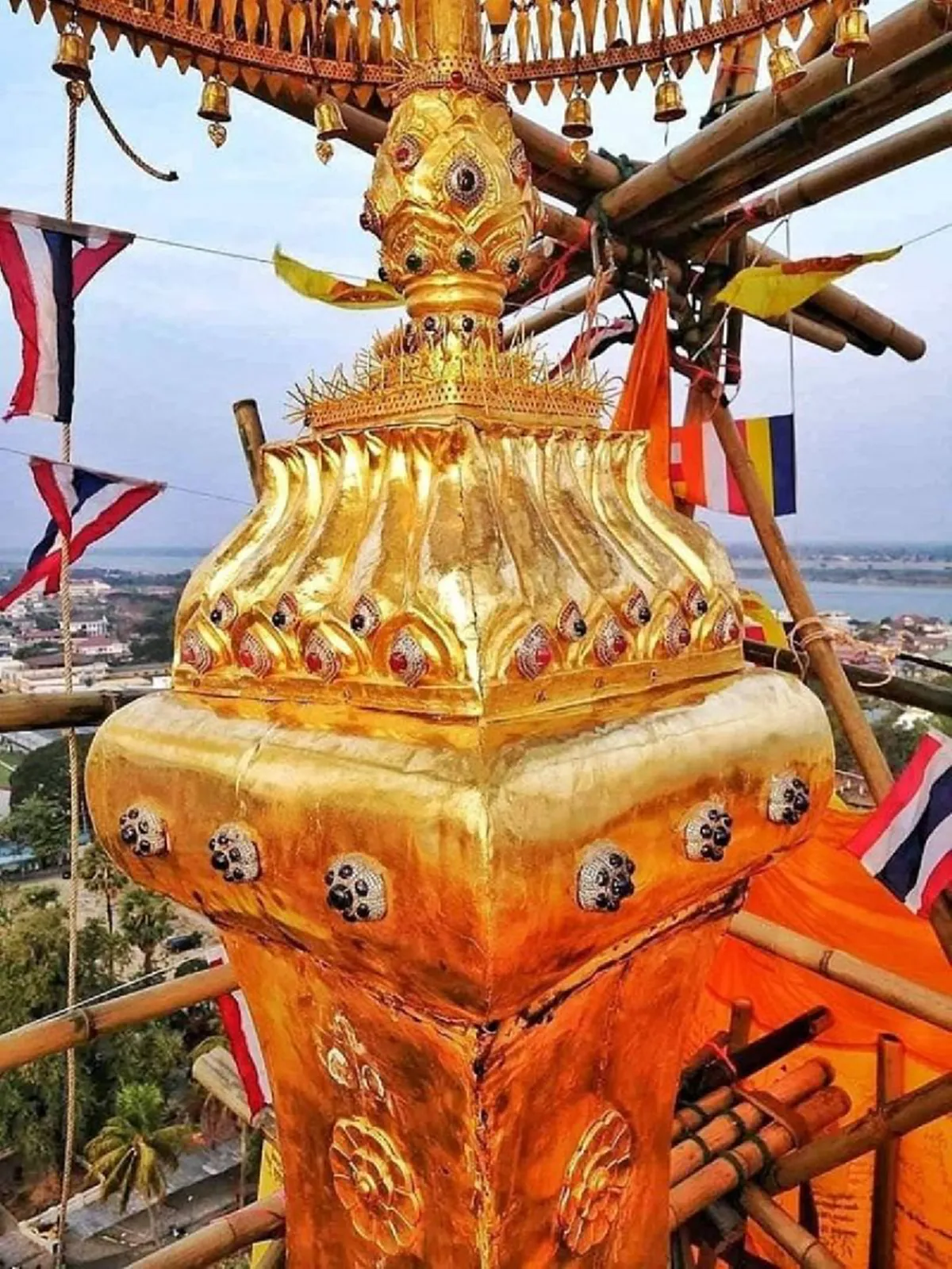 เป็นบุญตาที่ได้เห็น ยอดพระธาตุพนม ฉัตรทองคำ ประดับด้วยเพชร มูลค่า 55 ล้าน