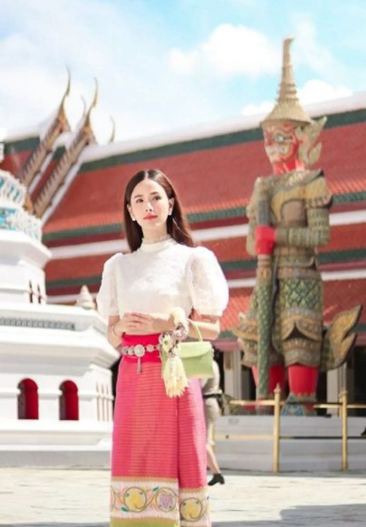 "พรีม-บัว-โม-เปรี้ยว-พัดพัด-แพรว" แก๊งนางเอก แต่งชุดผ้าไทยเข้าวัดทำบุญ รักษาเอกลักษณ์ประจำชาติ