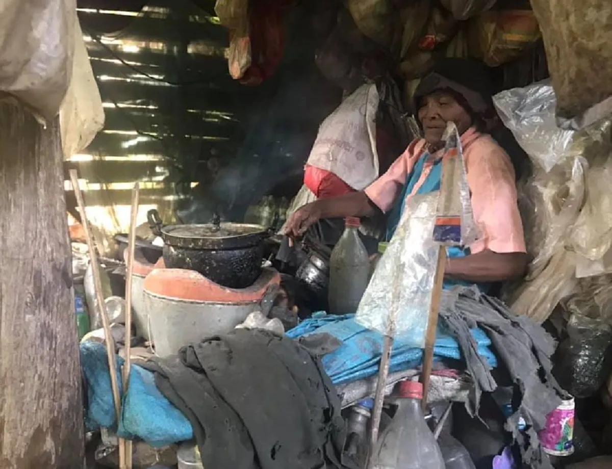 หนุ่มจุกในหัวใจ เห็นชีวิตชายชรา ครอบครัวไม่เหลียวแล ต้องอาศัยบ้านผุพังอยู่ ฝนตกยิ่งลำบากนอนเปียกสั่นหนาวทั้งตัว