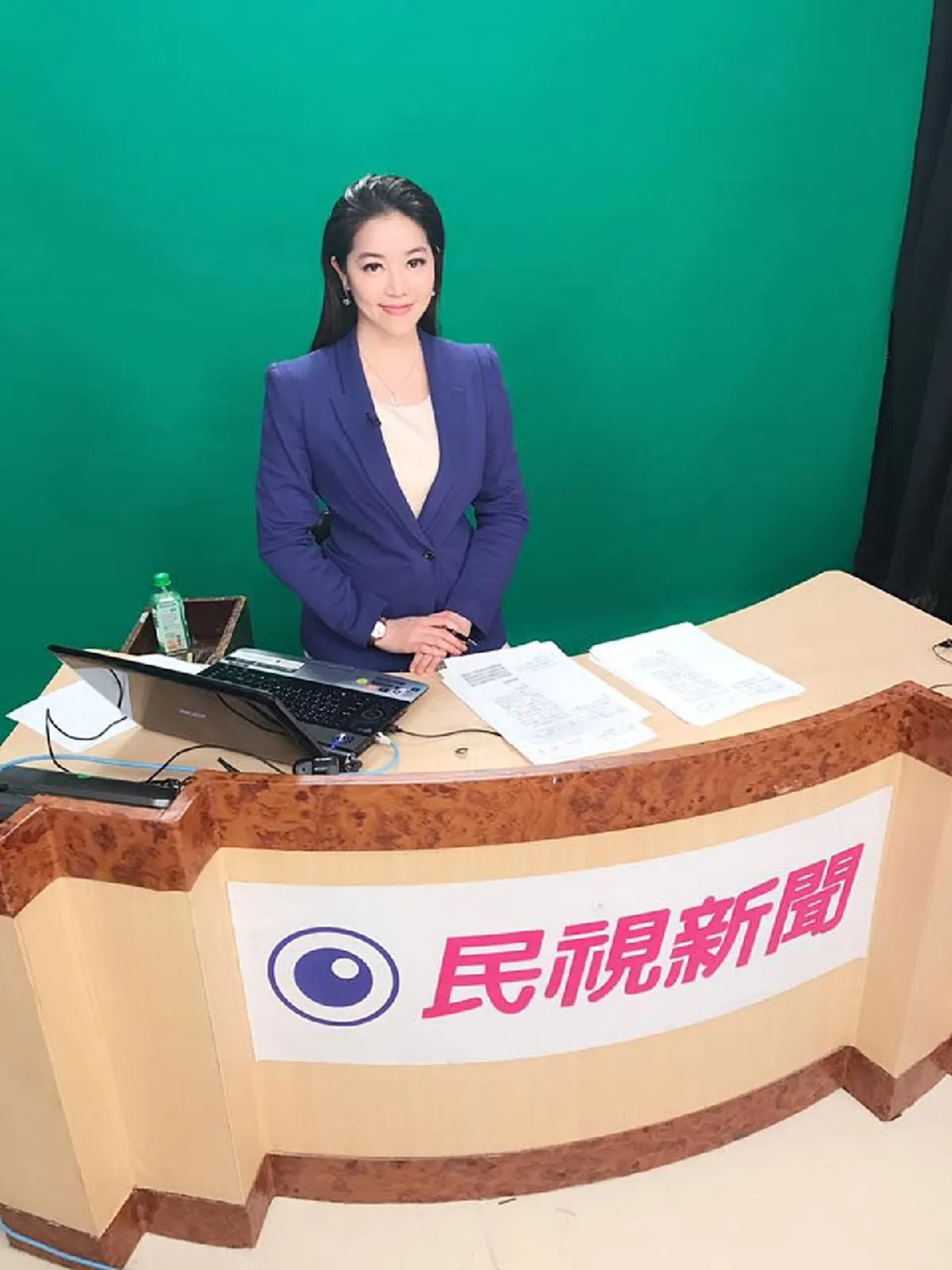 เปิดภาพเบื้องหลัง ผู้ประกาศข่าว ใต้โต๊ะหลังฉากกั้น ที่หลายคนไม่เคยเห็น