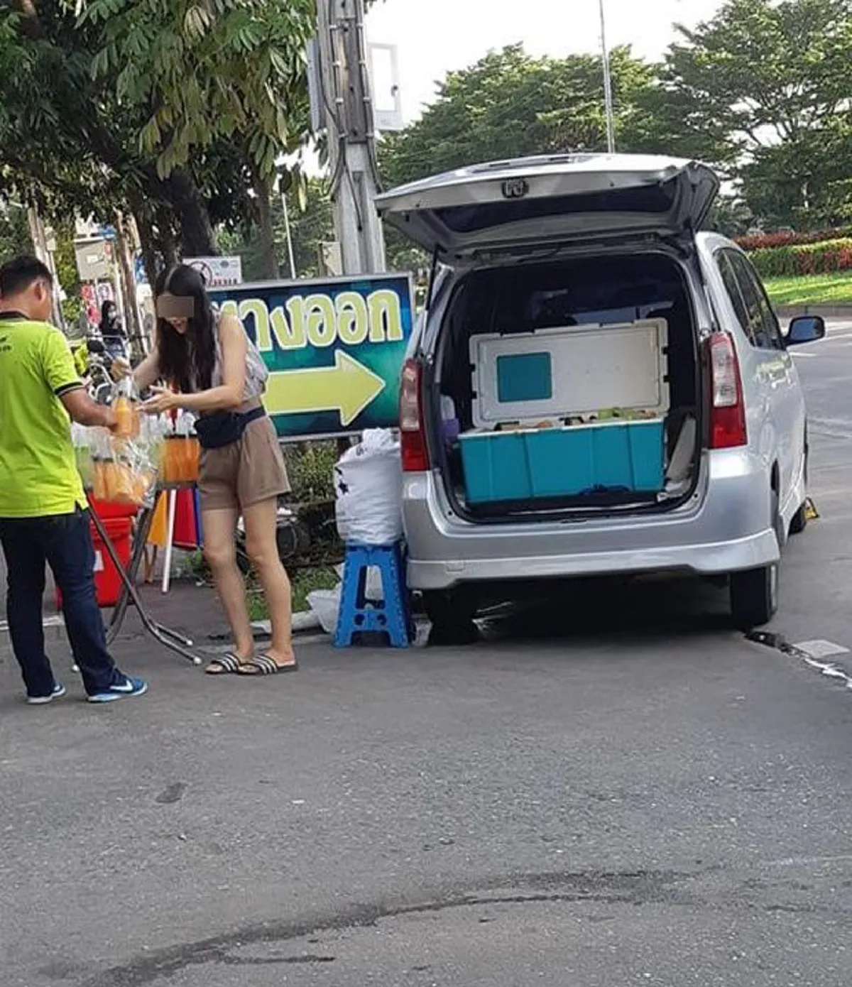 ตรรกะวิบัติ!! หนุ่มจอดรถตรงทางโค้ง ขายของหน้าปากซอย ลั่น โดนล็อคล้อก็ยอม เพราะต้องทำมาหากิน