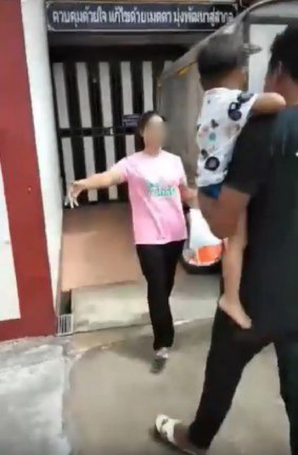 หนุ่มได้รับอภัยโทษ ขอก้มกราบเท้าแม่หน้าประตูเรือนจำ ลั่นสัญญา ต่อไปนี้ลูกจะทำหน้าที่ลูกดูแลแม่เอง