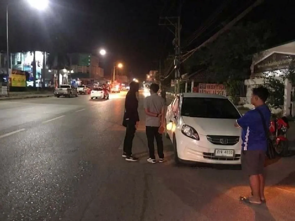 อุบัติเหตุสลด สาวโรงงาน เดินข้ามถนนไปกดเงิน เคราะห์ร้าย ถูกรถเก๋งชนกระเด็น ดันไปถูกรถอีกคันวิ่งสวนทางมาชนซ้ำ
