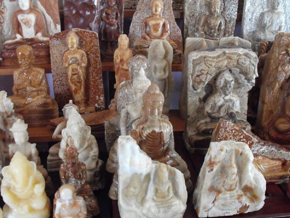 อัศจรรย์ยิ่ง!! พระธาตุของพระอรหันต์หลายรูปมาประชุมกัน ณ หุบเขาแห่งนี้ "หินพระธาตุเขาสามร้อยยอด"พุทธคุณเปี่ยมล้น ๑๐๘ประการ..