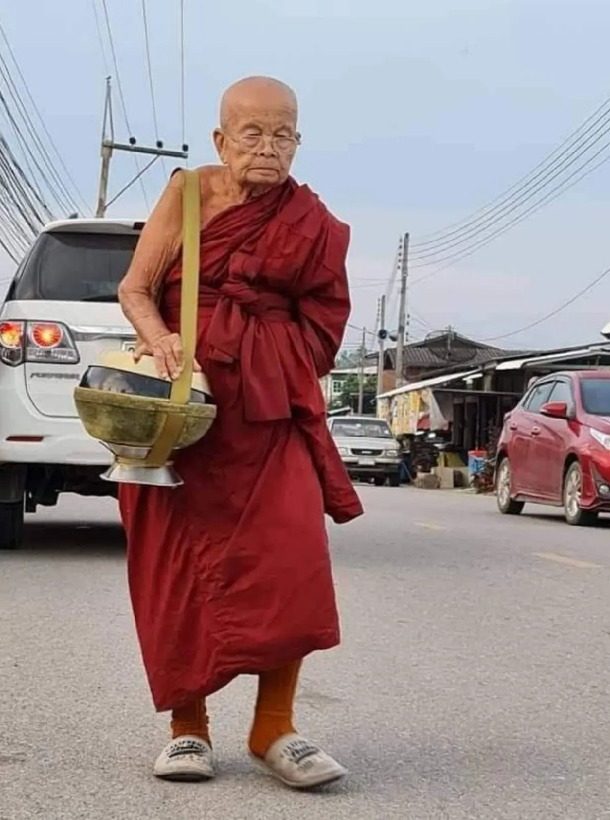 กราบสาธุ หลวงปู่ครูบาบุญเป็ง เนื้อนาบุญแห่งพระนักปฏิบัติที่แท้จริง  อายุ 99 ปี ยังบิณฑบาตเป็นกิจวัตร ไม่เคยขาด