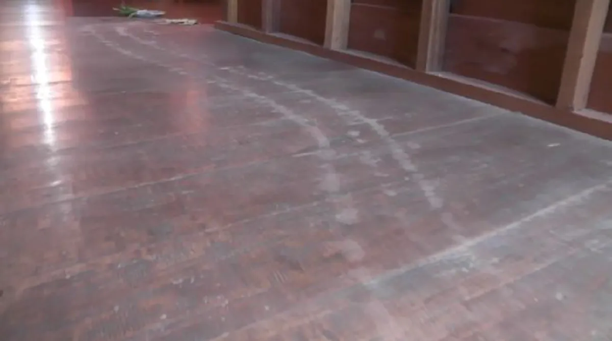 ชาวบ้านพบ "รอยพญานาค" โผล่ห้องพระ คอหวยแห่ขอเลขทะเบียนบ้าน