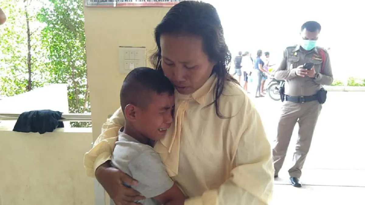 ตร.เร่งทำ  CPR ยื้อชีวิตหนุ่มถูกไฟช๊อต ลูกชายวิ่งมาร่ำไห้อยู้ข้างพ่อ ร้องเรียกให้ฟื้นก่อนเกิดปาฏิหาริย์