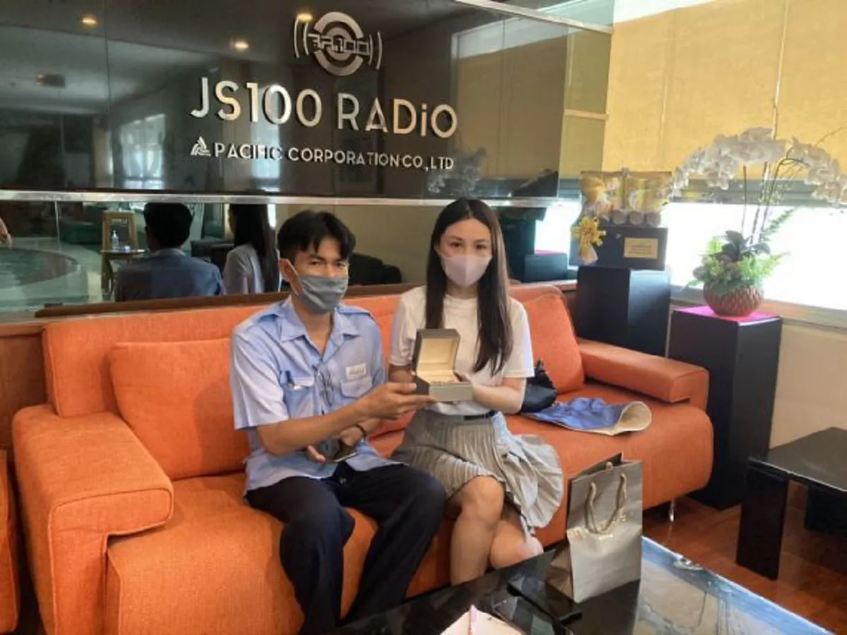 แท็กซี่หนุ่มมือไม้สั่น เห็นใบเช็คราคากำไร ที่ลูกค้าสาวลืมทิ้งไว้ในรถ ก่อนตัดสินในตามหาขอคืนด่วน