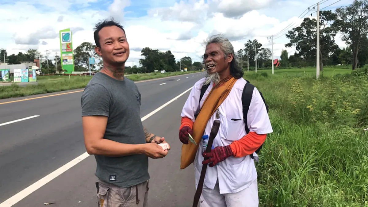 หนุ่มสาธุใจ นักปฏิบัติธรรมเดินเท้ากว่า 1,000 กม. กินเพียง 1 มื้อ ด้วยจิตศรัทธา มุ่งสักการะหลวงปู่สรวง