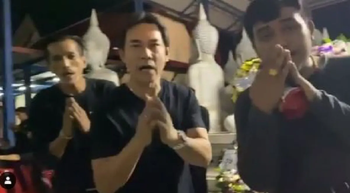 โผล่คลิป บรรยากาศสวดพระอภิธรรม โรเบิร์ต สายควัน แต่กลับโดนโฟกัสที่ด้านหลัง ชายปริศนา