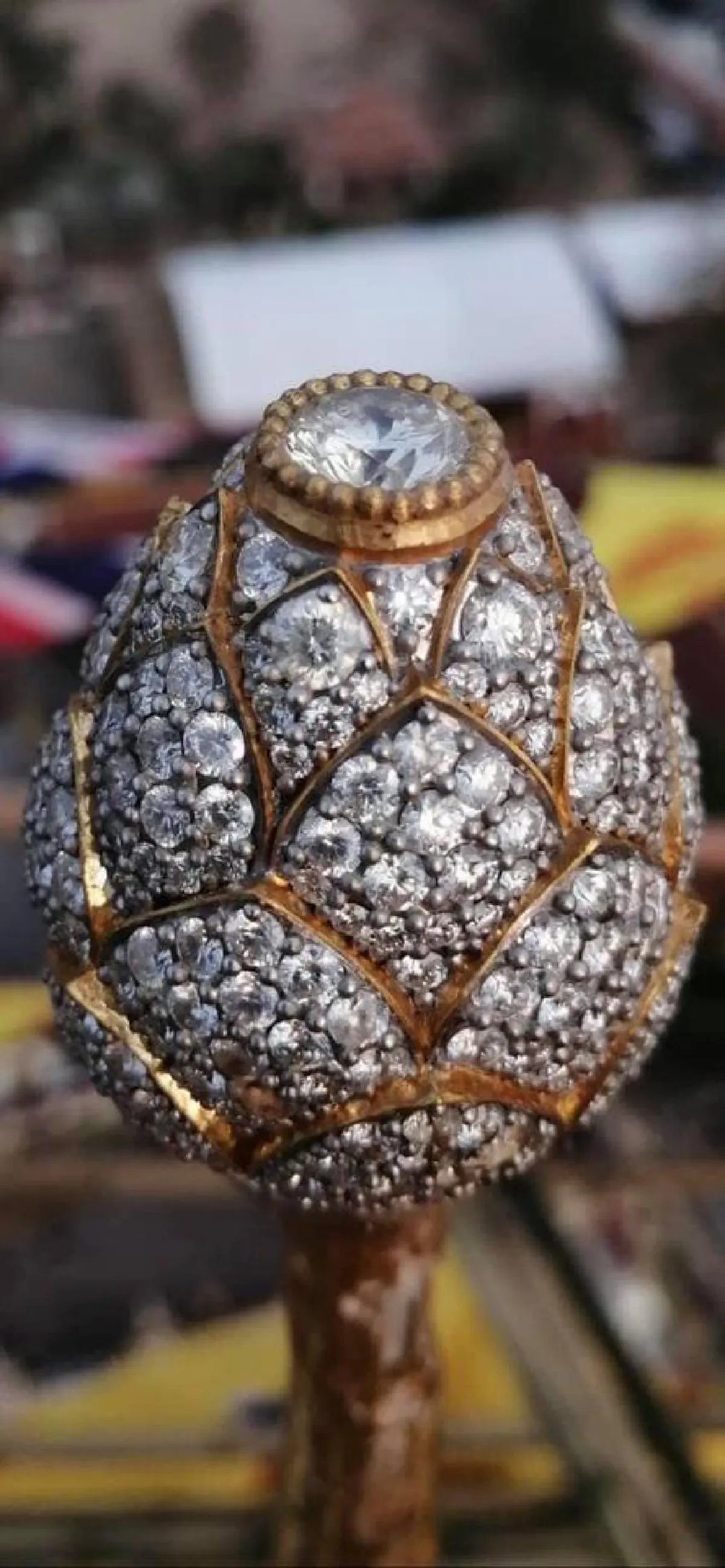 เป็นบุญตาที่ได้เห็น ยอดพระธาตุพนม ฉัตรทองคำ ประดับด้วยเพชร มูลค่า 55 ล้าน