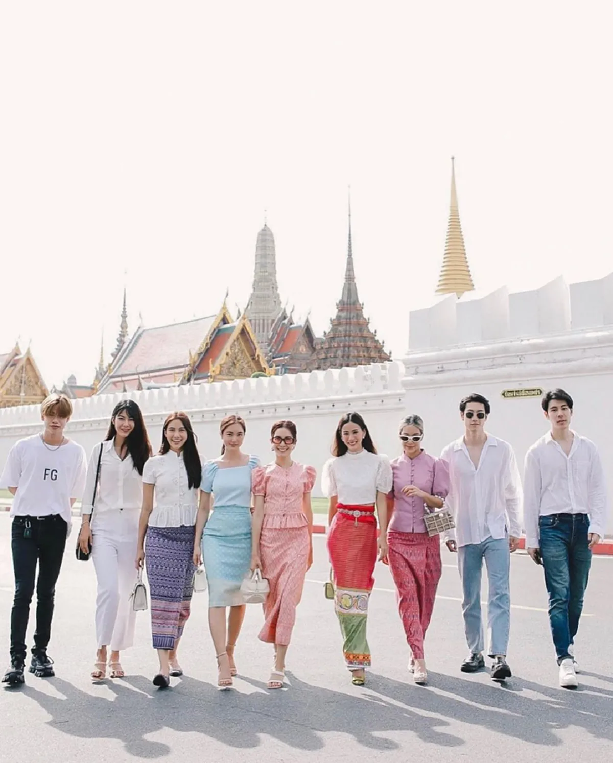 "พรีม-บัว-โม-เปรี้ยว-พัดพัด-แพรว" แก๊งนางเอก แต่งชุดผ้าไทยเข้าวัดทำบุญ รักษาเอกลักษณ์ประจำชาติ