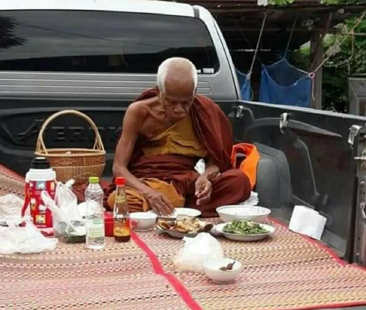 หลวงปู่สุข อริยสงฆ์ดังแห่งนครราชสีมา กินอยู่อย่าสมถะ เรียบง่ายไม่ยึดติดทรัพย์สมบัติ