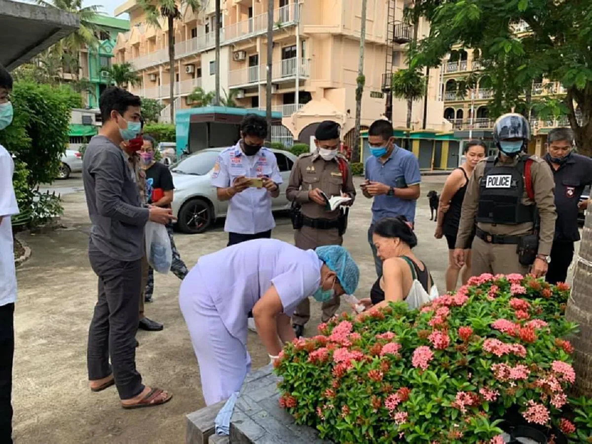 จนท. รุดตรวจสอบ พบถุงผ้าสีดำตั้งไว้บนเก้าอี้ที่ สภ.ป่าตอง เปิดออกดูใจแทบสลาย