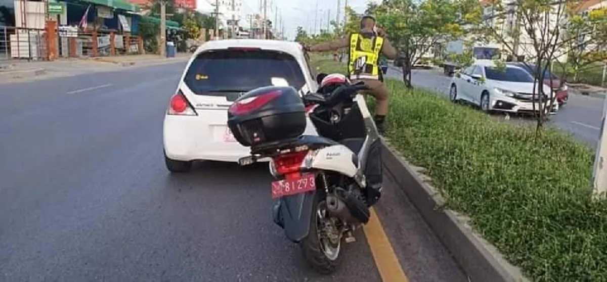 รถเก๋งสีขาว จอดแช่ช่องขวาสุด ก่อนตำรวจส่องดูภายในรถ พบเด็กชายนั่งอยู่เพียงลำพัง