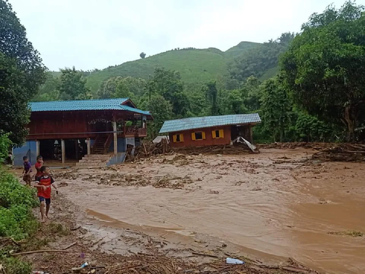 น้ำป่าซัดถล่มหมู่บ้านในจังหวัดเชียงราย บ้านและรถถูกพัดหายไปกับสายน้ำ