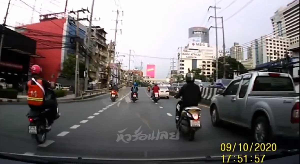 หนุ่มวินมอเตอร์ไซค์รับจ้างซิ่งยกล้อกลางเมือง สุดท้ายรถเสียหลักล้มไม่เป็นท่า