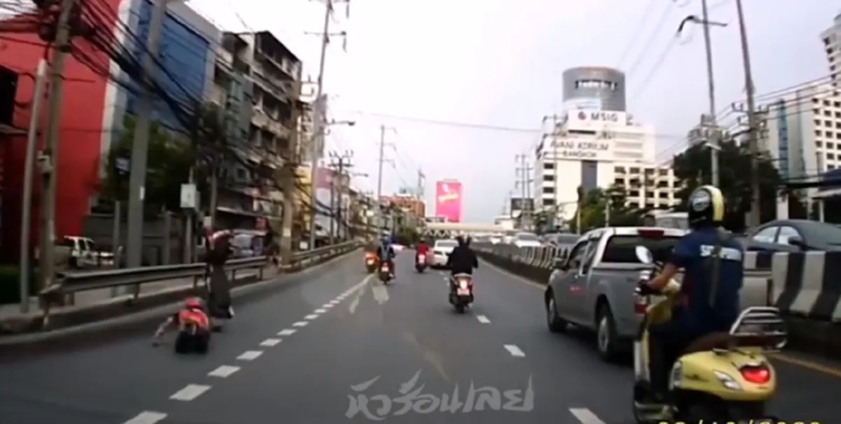หนุ่มวินมอเตอร์ไซค์รับจ้างซิ่งยกล้อกลางเมือง สุดท้ายรถเสียหลักล้มไม่เป็นท่า