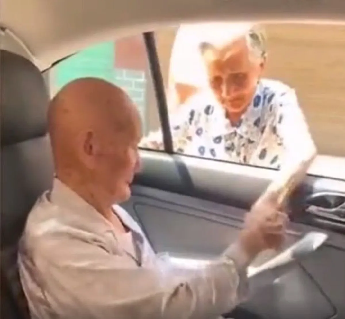 คุณยายยอมเดินทางไกล มาเยี่ยมพี่ชายป่วย เจอหน้าถึงกับปล่อยโฮ แถมแบ่งเงินให้รักษาตัวก่อนจากกัน