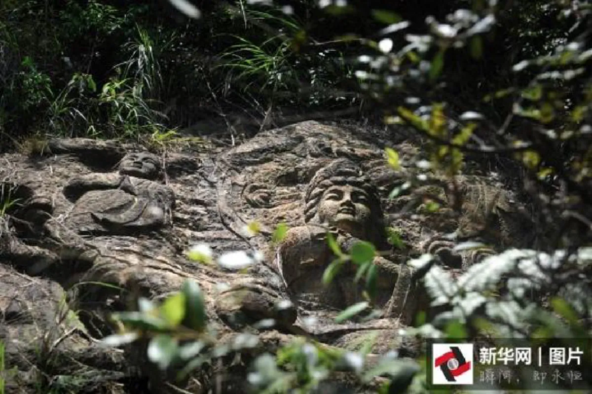 เปิดภาพพระพุทธรูปโบราณ แกะสลักจากหินทั้งหมด ซ่อนอยู่กลางป่าในประเทศจีน