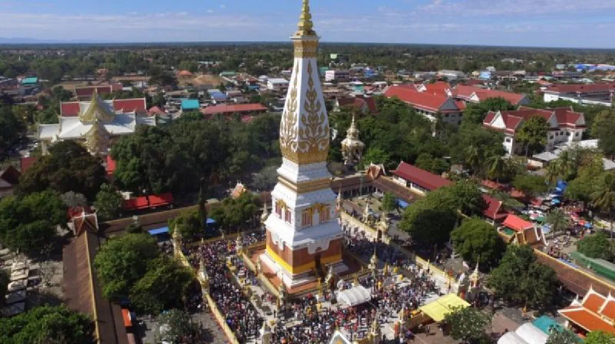 เป็นบุญตาที่ได้เห็น ยอดพระธาตุพนม ฉัตรทองคำ ประดับด้วยเพชร มูลค่า 55 ล้าน